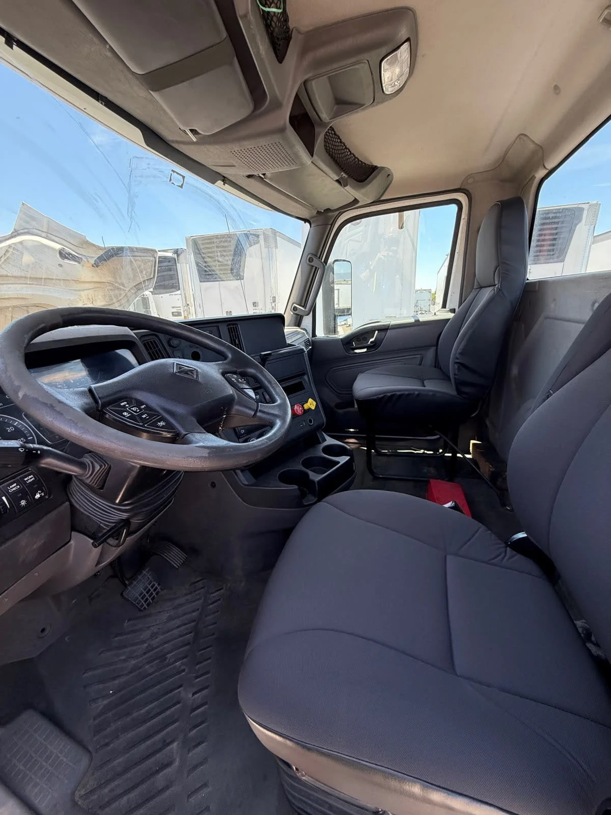 2019 International LT - image 7