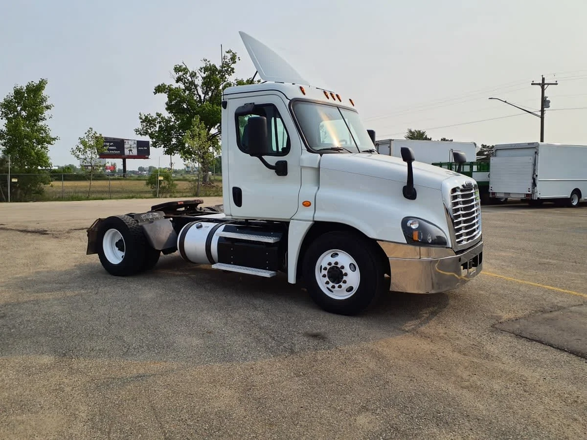 2018 Freightliner Cascadia - image 3