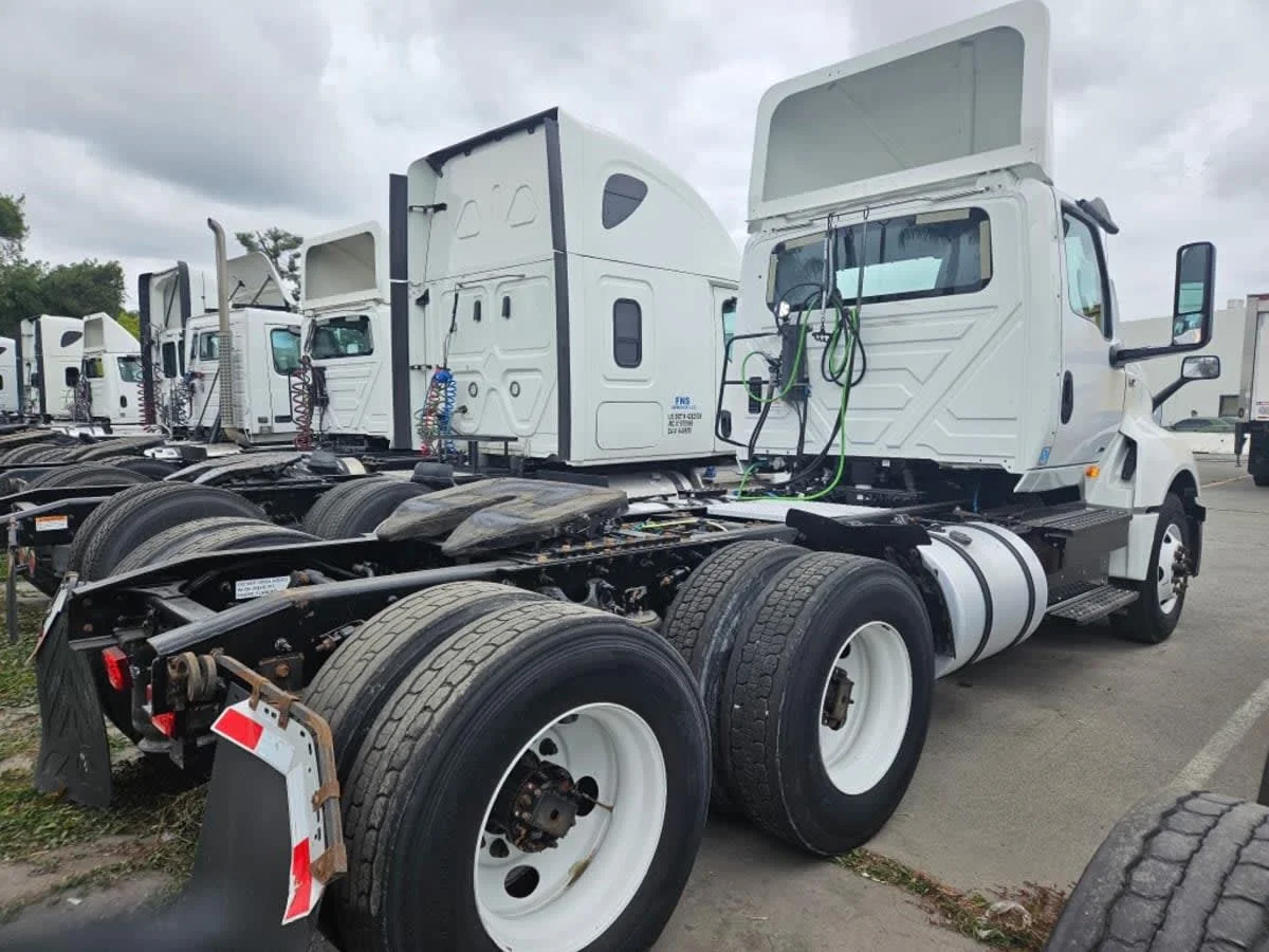 2019 International LT - image 4