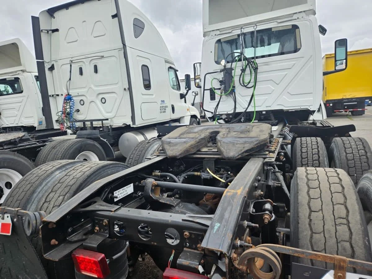 2019 International LT - image 5