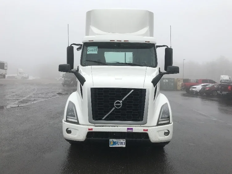 2020 Volvo VNR 640 - image 2