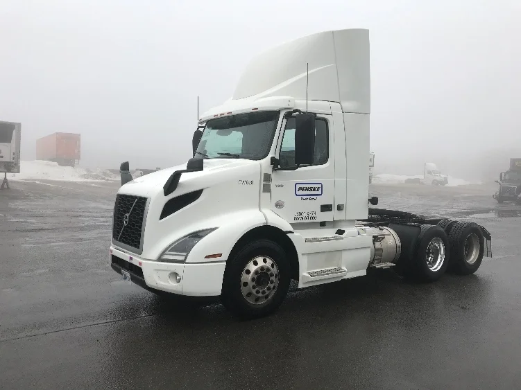 2020 Volvo VNR 640 - image 3