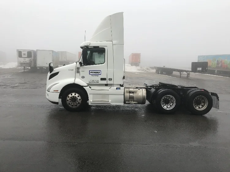 2020 Volvo VNR 640 - image 4