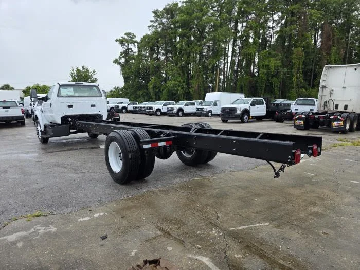 2027 Ford F-750 — photo 8