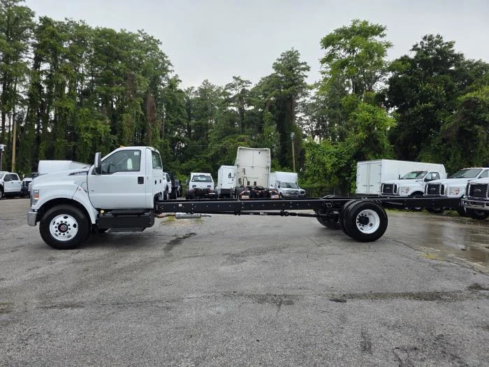 2027 Ford F-750 — photo 9