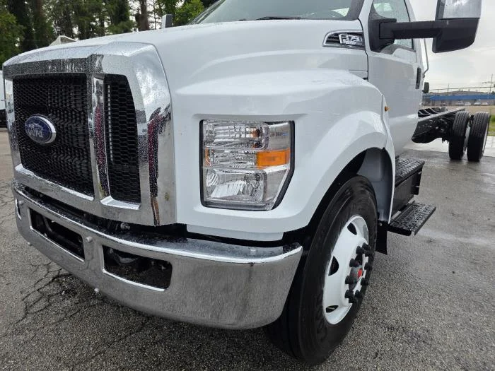 2027 Ford F-750 — photo 13