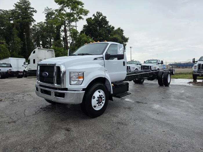2027 Ford F-750 — photo 2