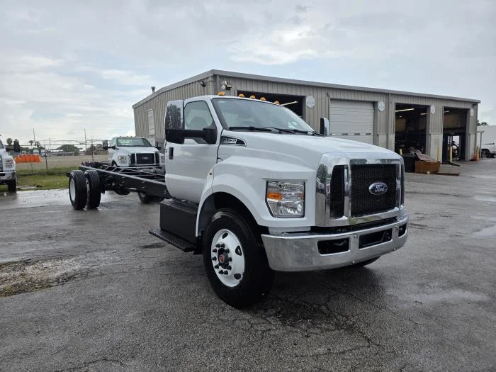 2027 Ford F-750 — photo 4