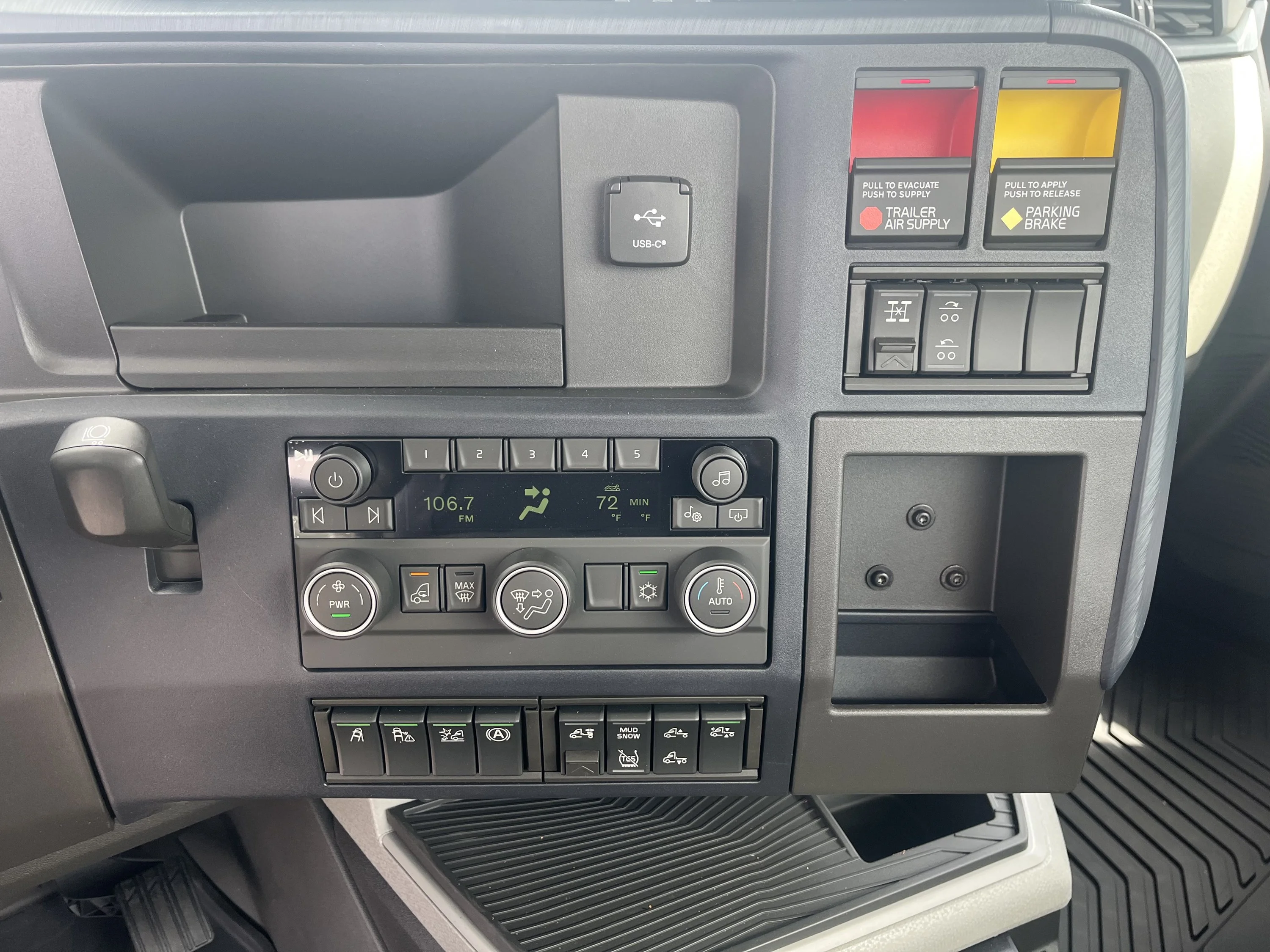 2027 Volvo VNR 640 in La Vergne — photo 11