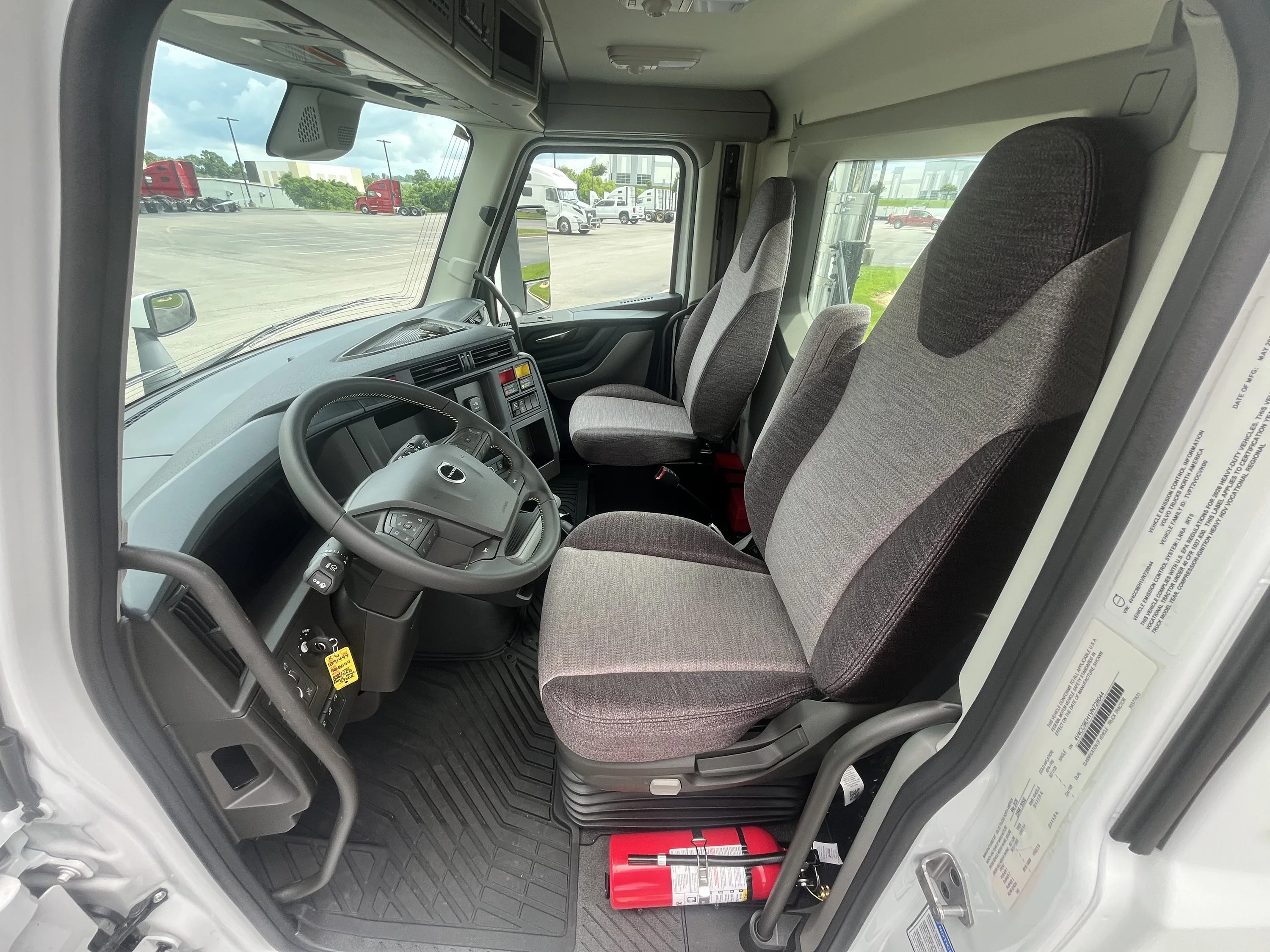 2027 Volvo VNR 640 in La Vergne — photo 9