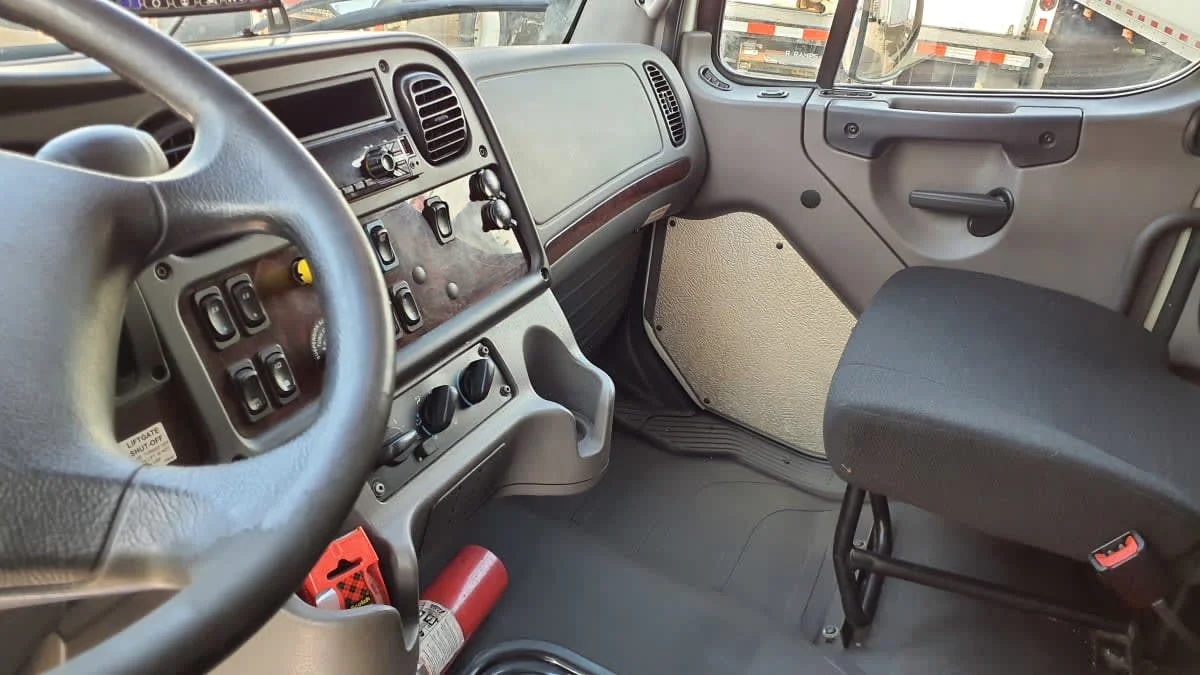 2020 Freightliner M2 106 in Bolingbrook, IL — photo 8