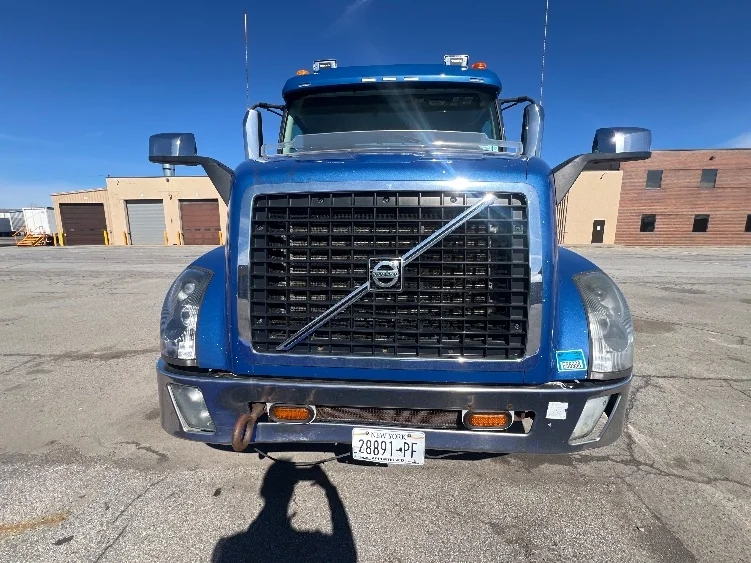 2017 Volvo VNL 300 - image 2
