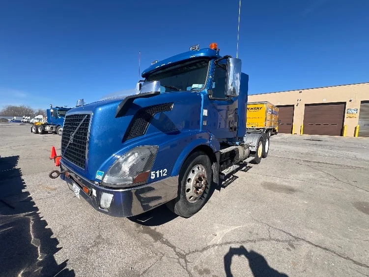 2017 Volvo VNL 300 - image 3