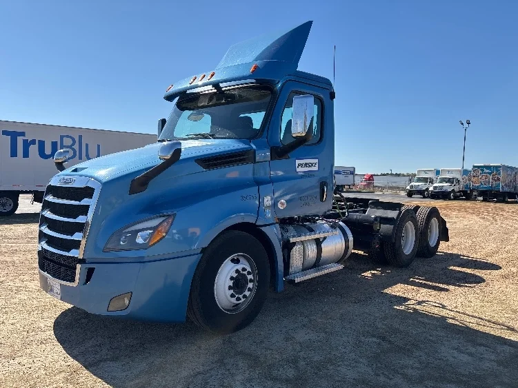 2020 Freightliner Cascadia in Forest Park, GA — photo 3