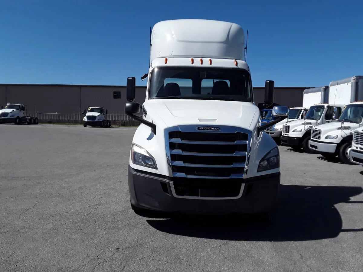 2020 Freightliner Cascadia in La Vergne, TN — photo 2