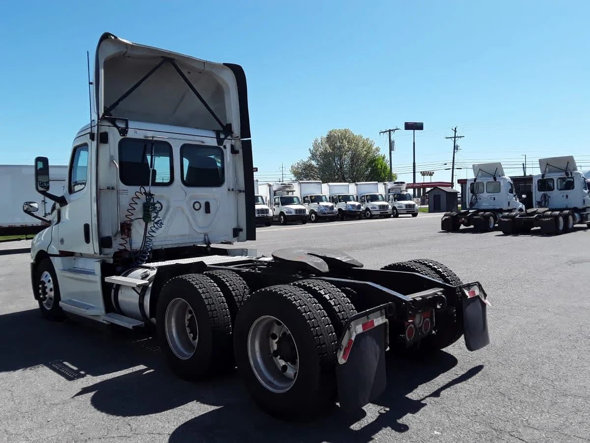2020 Freightliner Cascadia in La Vergne, TN — photo 6