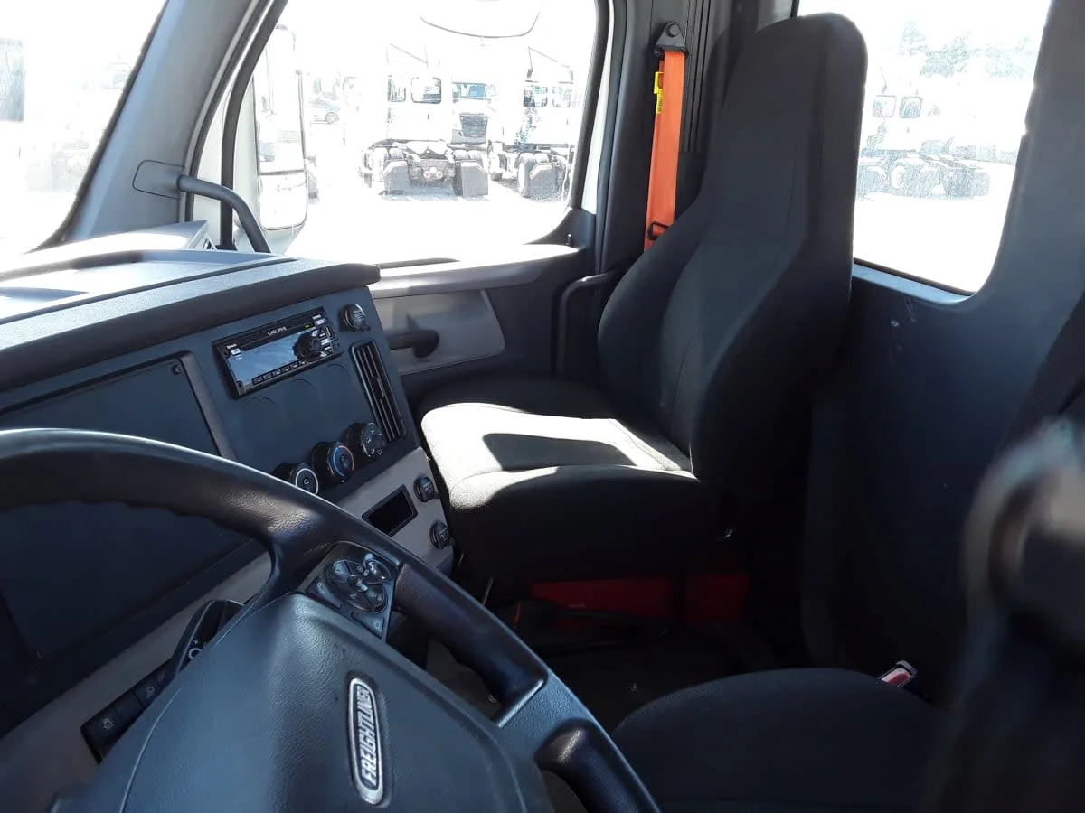 2020 Freightliner Cascadia in La Vergne, TN — photo 7