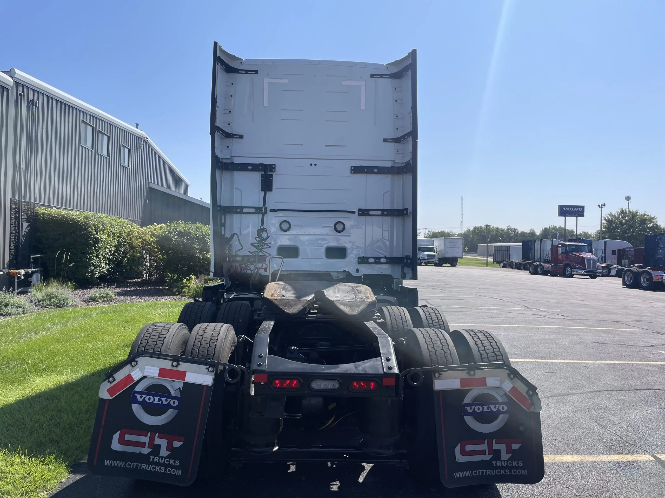 2026 Volvo VNL 660 — photo 6