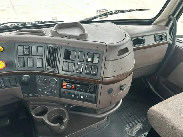 2017 Volvo VNL 300 — photo 6