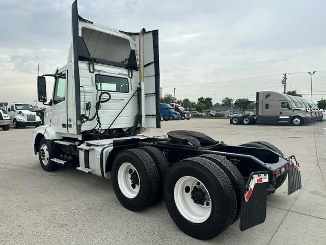2017 Volvo VNL 300 — photo 19