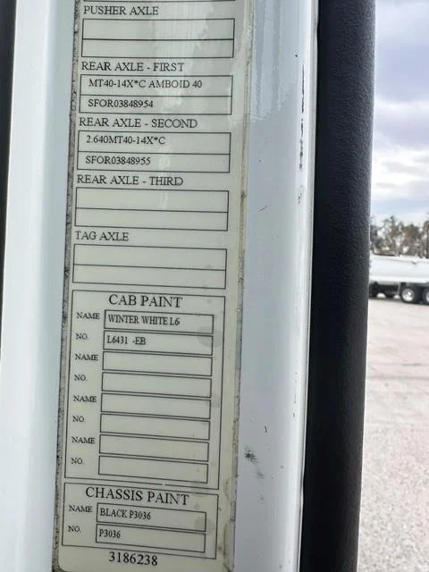 2017 Volvo VNL 300 — photo 11