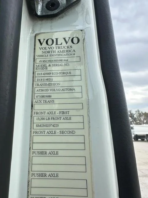 2017 Volvo VNL 300 — photo 12