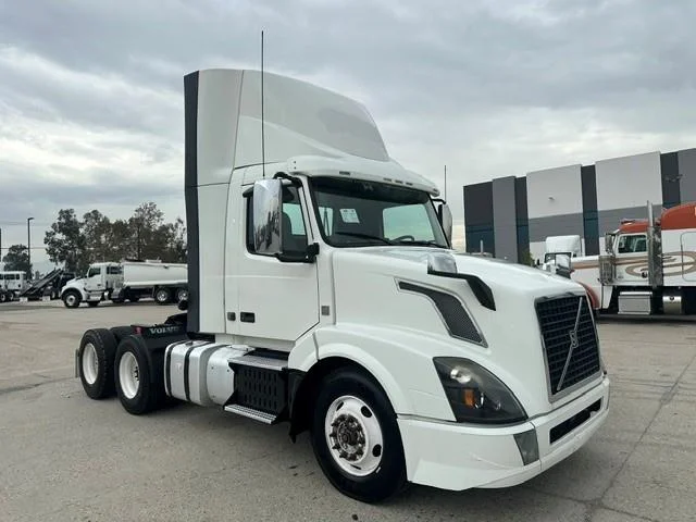 2017 Volvo VNL 300 — photo 17