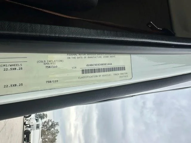 2017 Volvo VNL 300 — photo 2