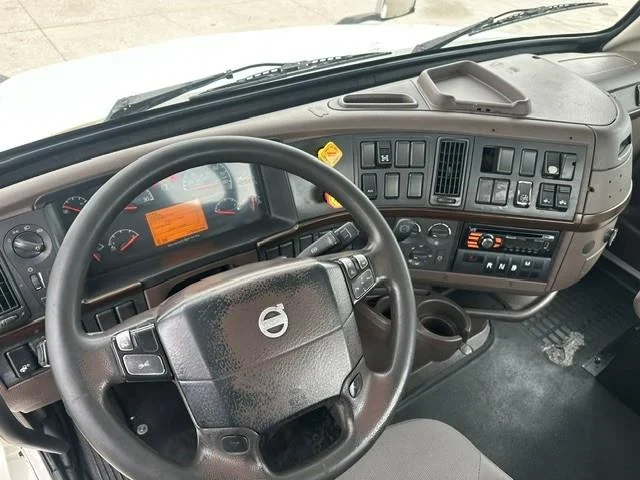 2017 Volvo VNL 300 — photo 7