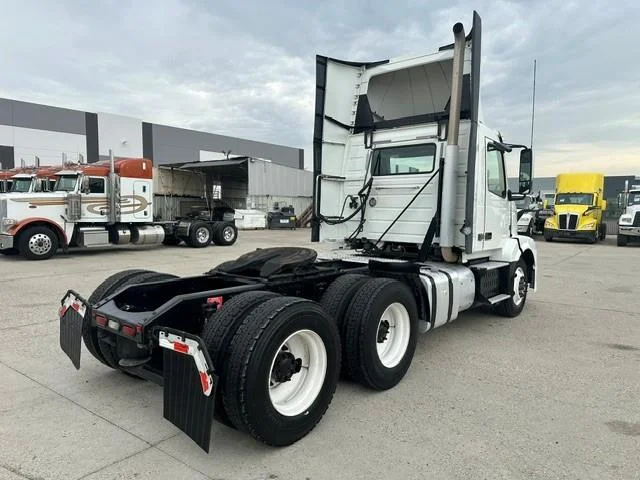 2017 Volvo VNL 300 — photo 18