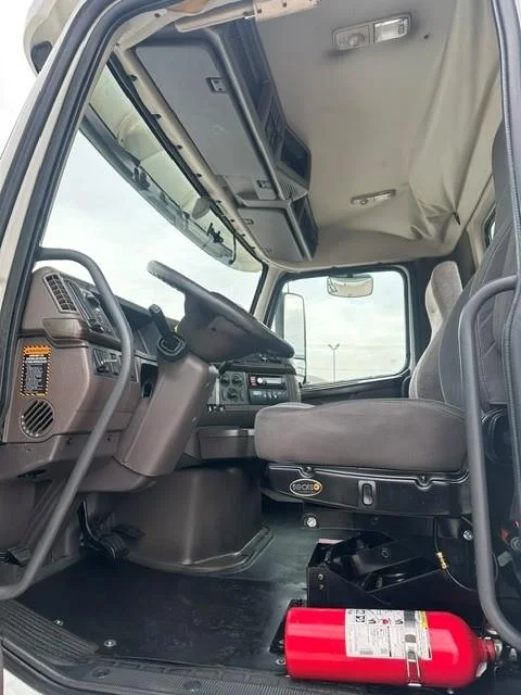2017 Volvo VNL 300 — photo 9