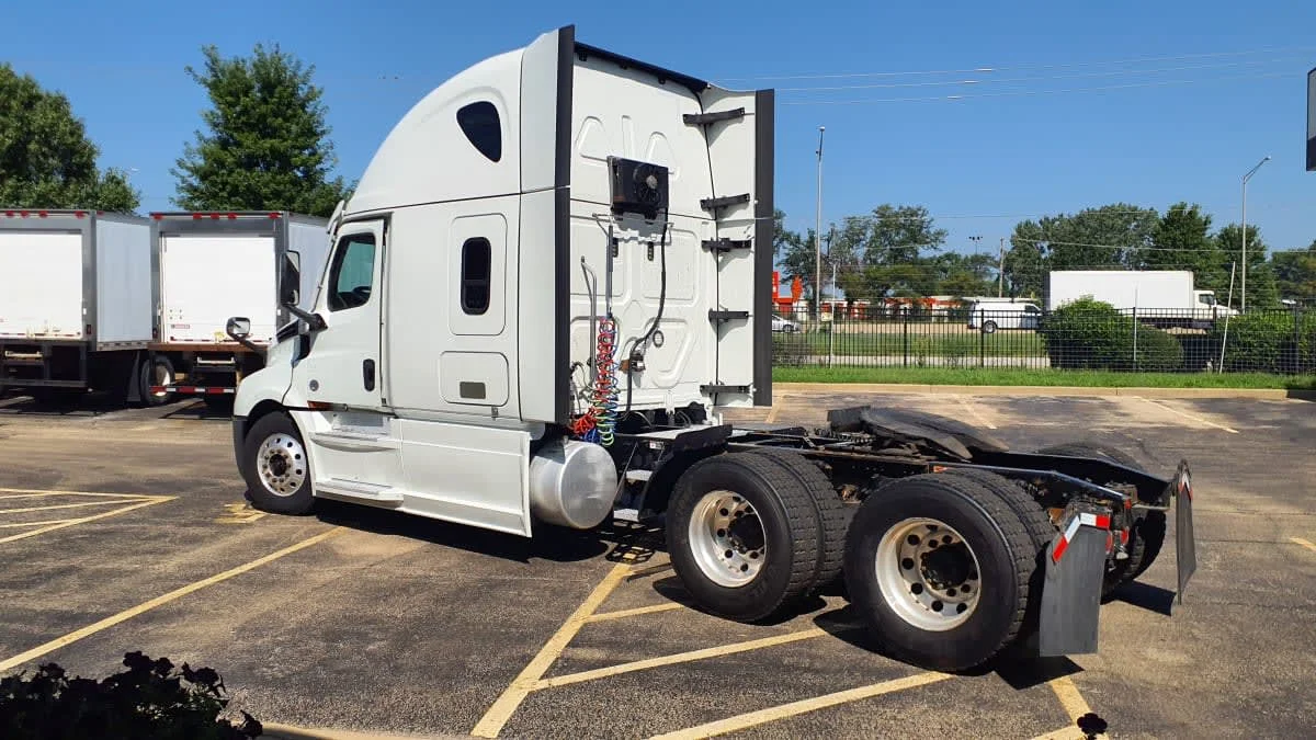 2022 Freightliner Cascadia in Bolingbrook, IL — photo 6