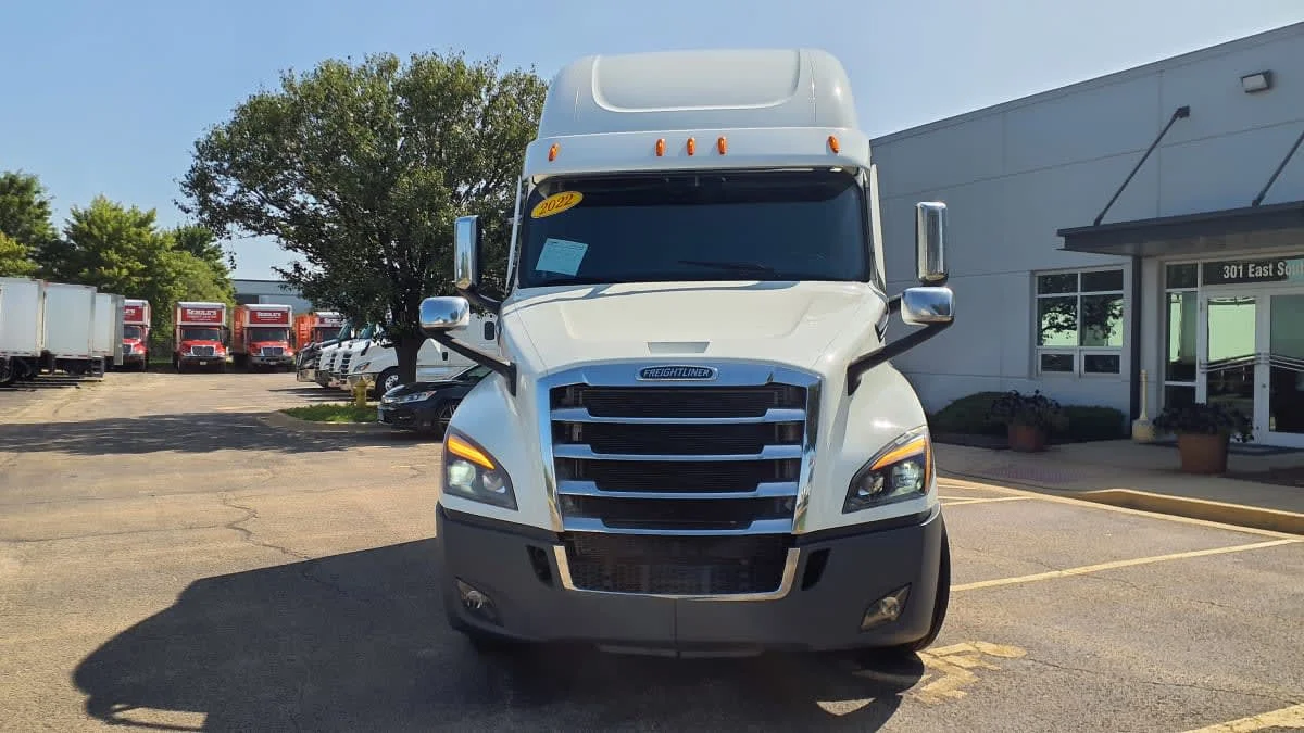 2022 Freightliner Cascadia in Bolingbrook, IL — photo 2