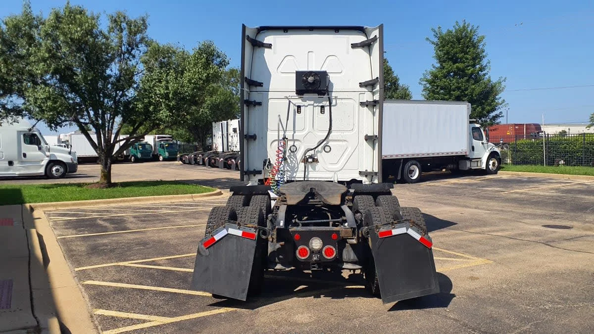 2022 Freightliner Cascadia in Bolingbrook, IL — photo 5