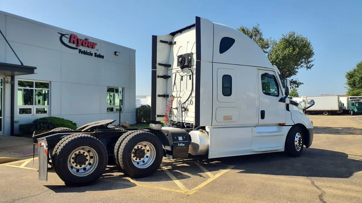 2022 Freightliner Cascadia in Bolingbrook, IL — photo 4