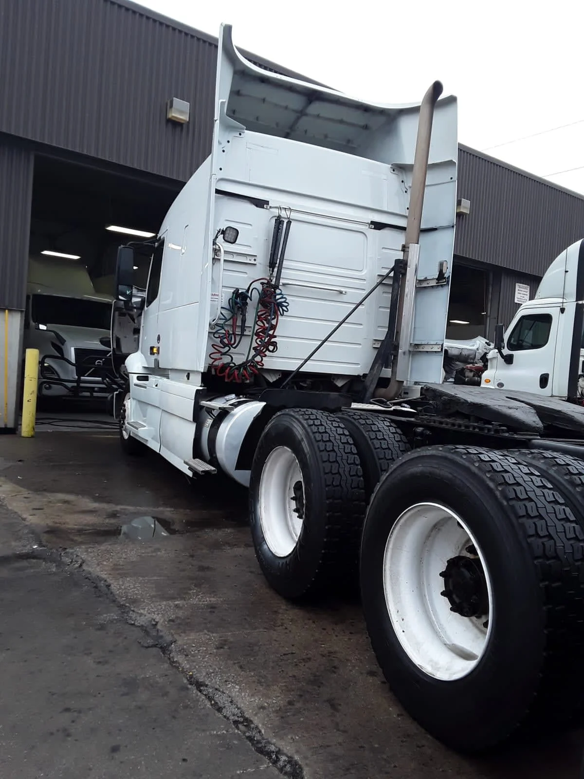 2020 Volvo VNR 640 in Kansas City, MO — photo 6