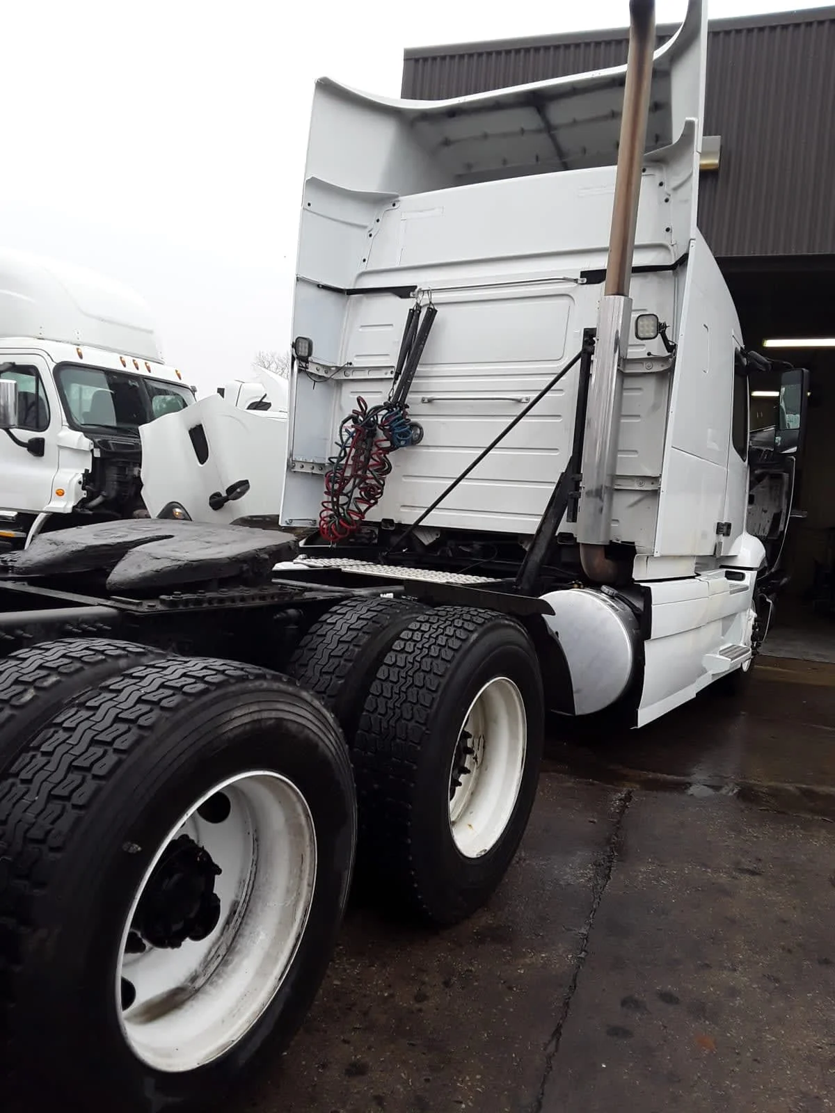 2020 Volvo VNR 640 in Kansas City, MO — photo 4