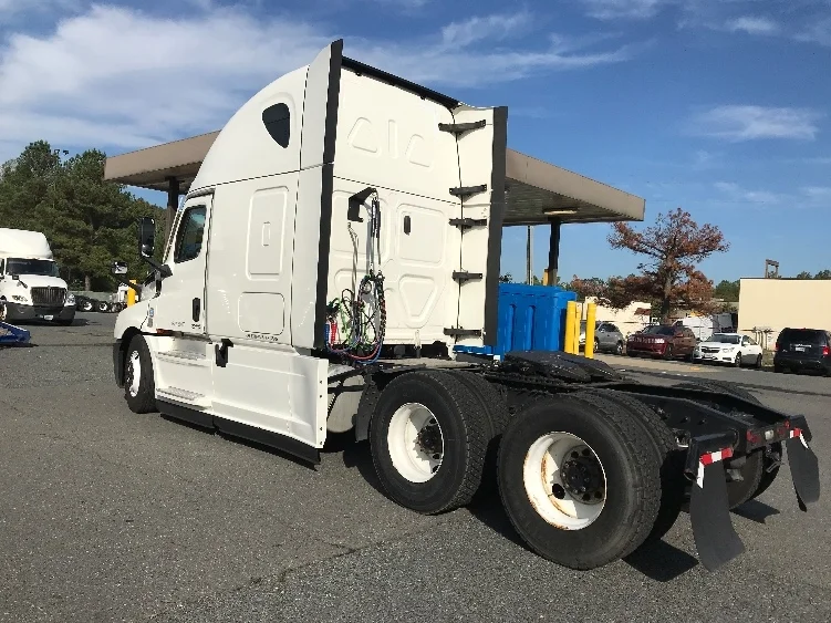 2022 Freightliner Cascadia in Fredericksburg, VA — photo 5