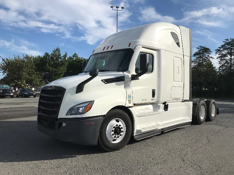 2022 Freightliner Cascadia in Fredericksburg, VA — photo 3