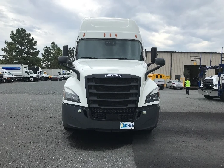 2022 Freightliner Cascadia in Fredericksburg, VA — photo 2