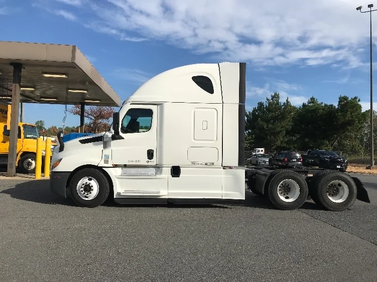 2022 Freightliner Cascadia in Fredericksburg, VA — photo 4