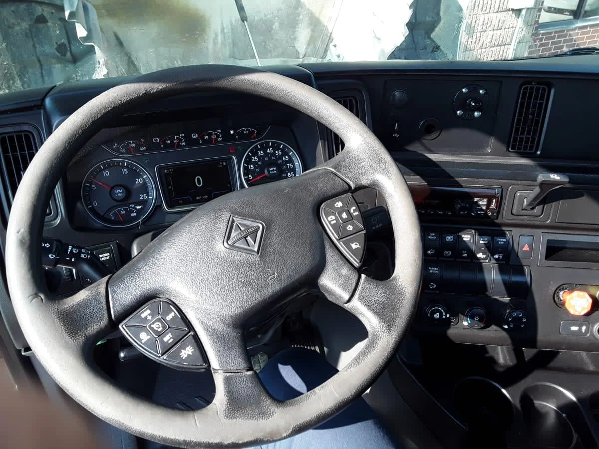 2019 International LT in Kansas City, MO — photo 7