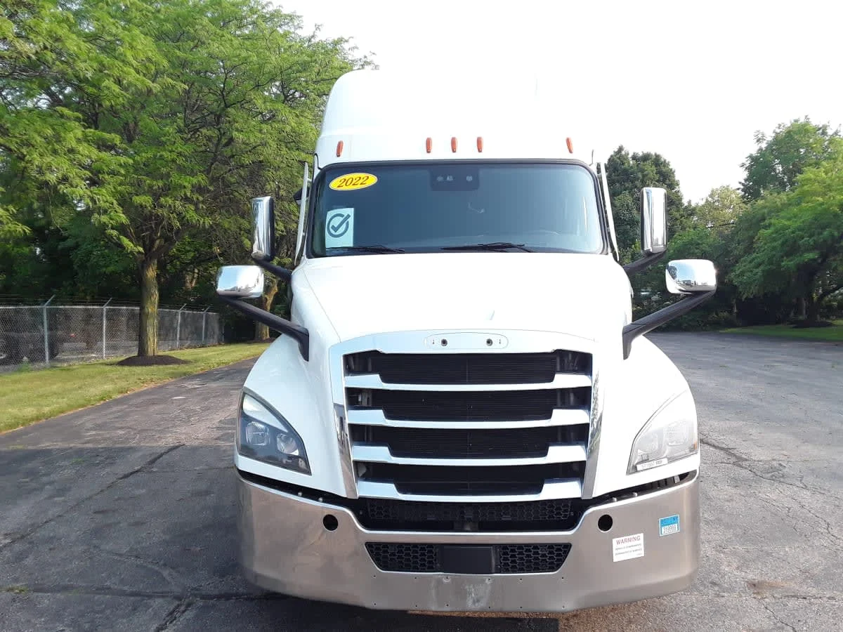 2022 Freightliner Cascadia in Hilliard, OH — photo 2