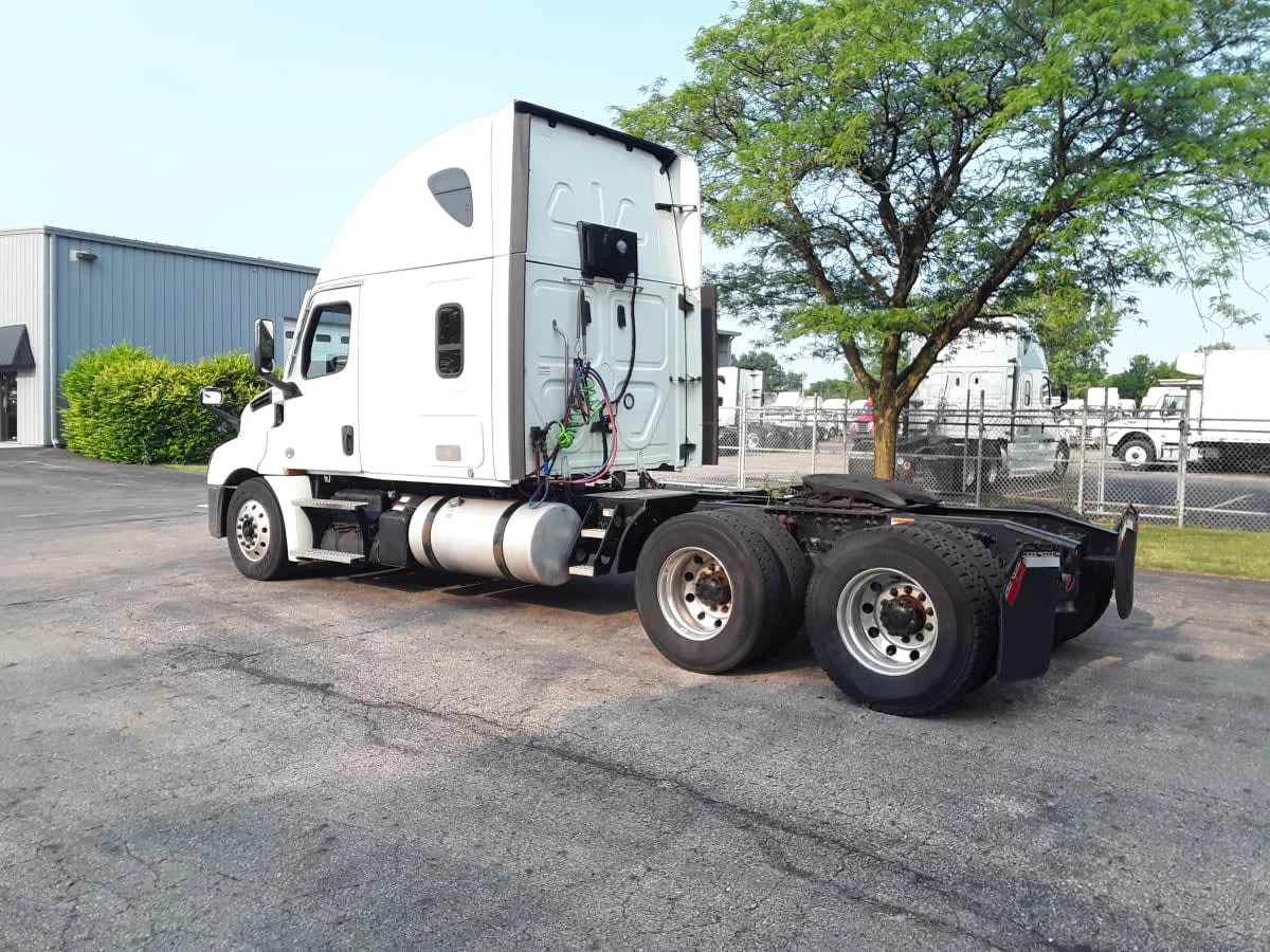 2022 Freightliner Cascadia in Hilliard, OH — photo 6