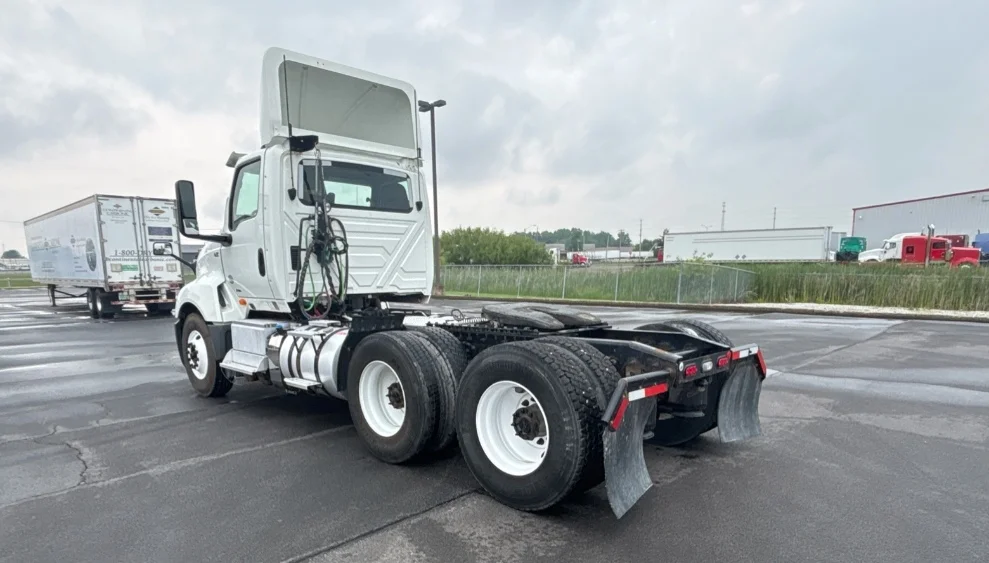 2020 International LT - image 5