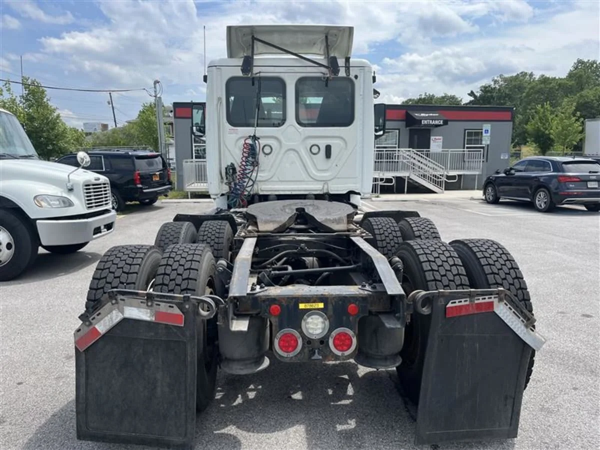 2019 Freightliner Cascadia in Beltsville, MD — photo 5