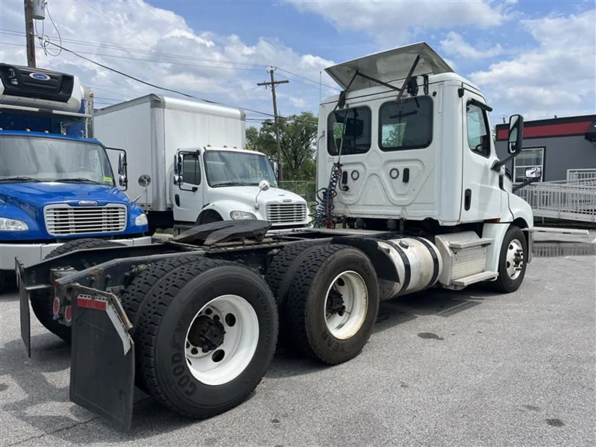 2019 Freightliner Cascadia in Beltsville, MD — photo 4
