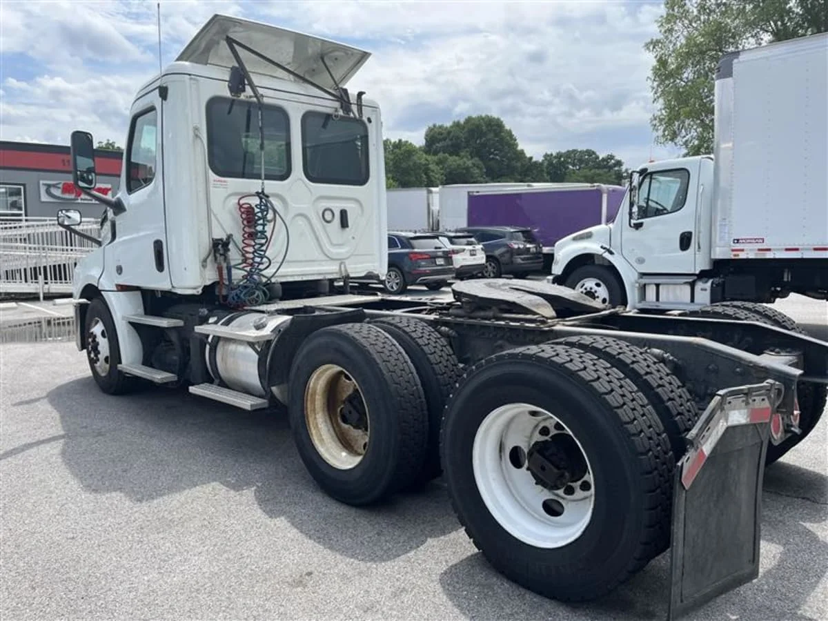 2019 Freightliner Cascadia in Beltsville, MD — photo 6