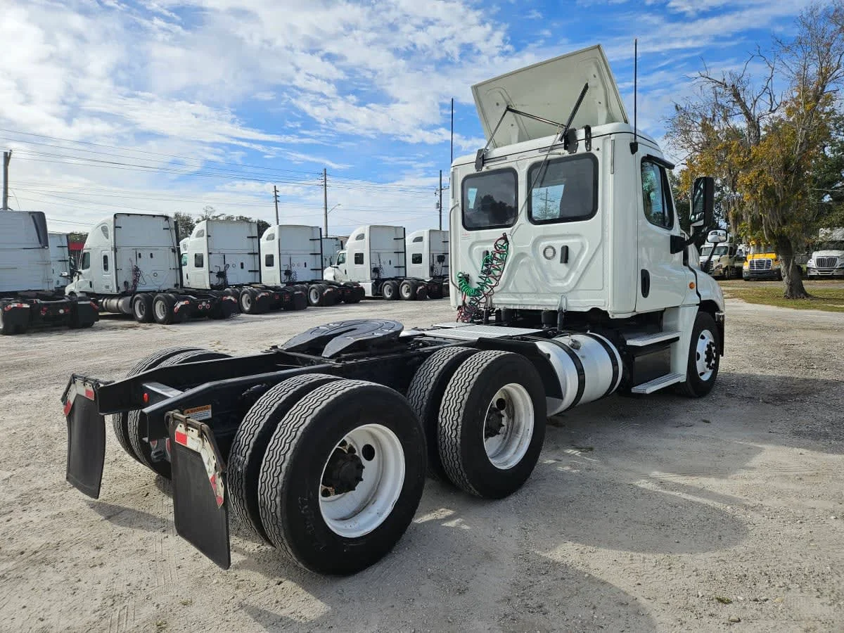 2018 Freightliner Cascadia - image 4