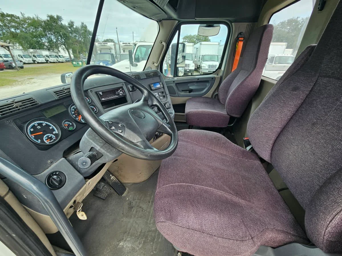2018 Freightliner Cascadia - image 7